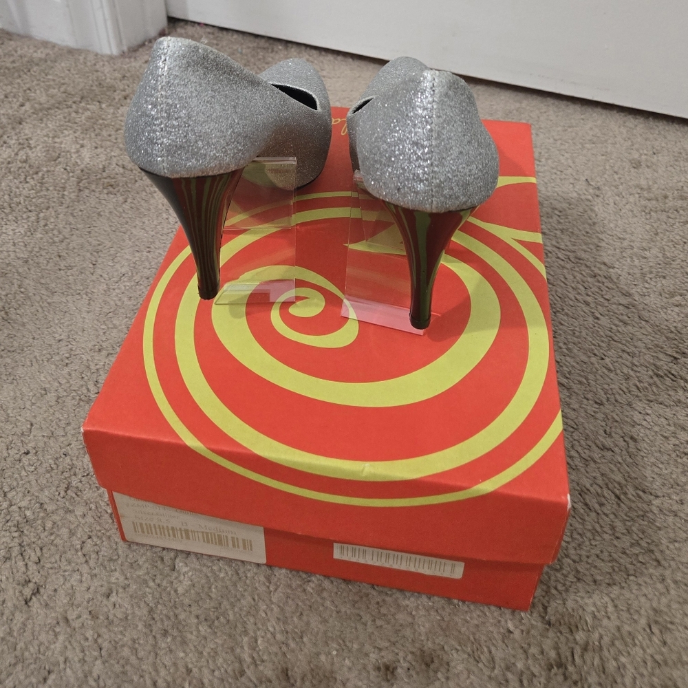 Women Heels - Picture 6 of 13